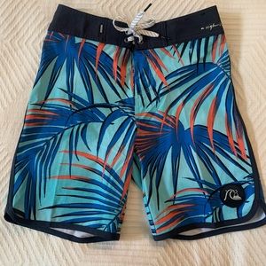 Boys Quicksilver swim suit size 25/10